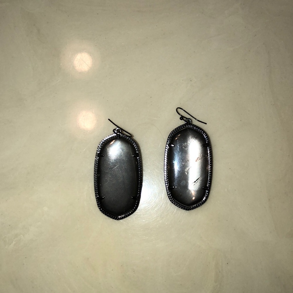 Grey Kendra scott earrings